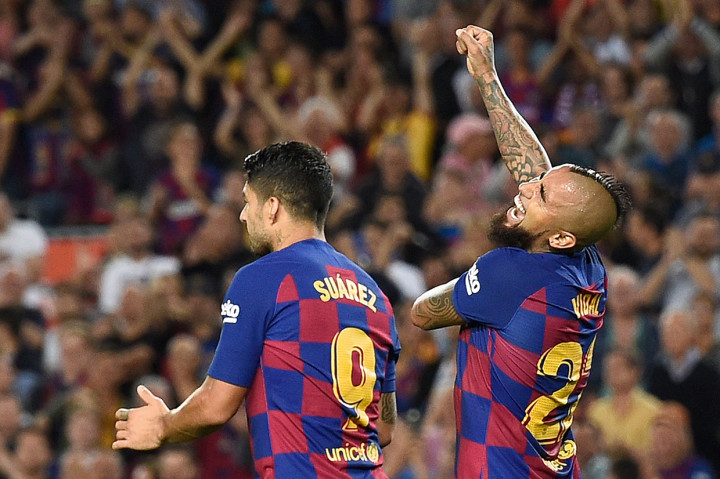 Arturo Vidal bersama Luis Suarez melakukan selebrasi usai mencetak gol ke gawang Sevilla dalam pertandingan pekan kedelapan kompetisi La Liga Spanyol 2019-2020 di Camp Nou.
