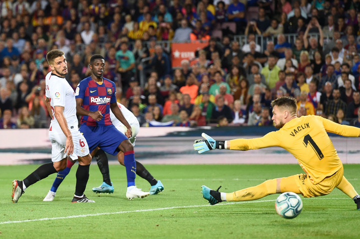 Ousmane Dembele mencetak gol ke gawang Sevilla dalam pertandingan pekan kedelapan kompetisi La Liga Spanyol 2019-2020 di Camp Nou.