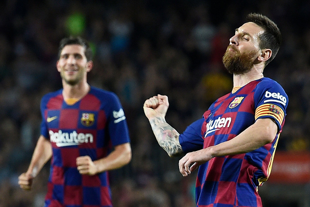 Lionel Messi melakukan selebrasi usai mencetak gol ke gawang Sevilla dalam pertandingan pekan kedelapan kompetisi La Liga Spanyol 2019-2020 di Camp Nou.