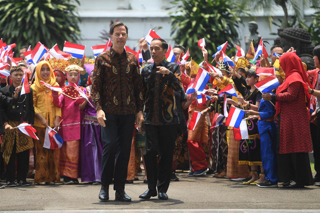 Perdana Menteri (PM) Belanda Mark Rutte tiba di Istana Bogor pukul 11.00 WIB dengan disambut oleh Jokowi. Rutte juga disambut oleh barisan anak-anak SD yang mengenakan pakaian adat Indonesia.