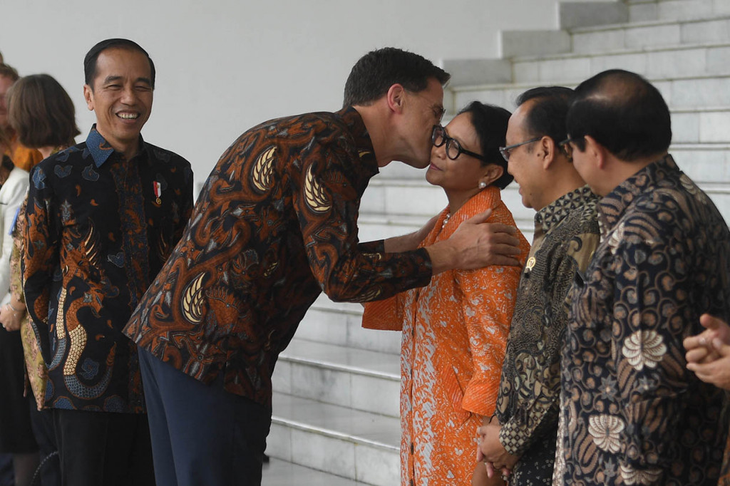 Dalam kunjungan resmi kali ini, Jokowi dan Rutte kompak mengenakan baju batik lengan panjang. Hal ini berbeda saat menerima tamu negara lain, di mana Jokowi lebih sering mengenakan setelan jas lengkap.