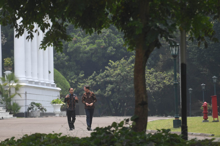 Presiden Joko Widodo (kiri) berbincang dengan PM Belanda Mark Rutte, sebelum pertemuan di Istana Bogor, Jawa Barat.
