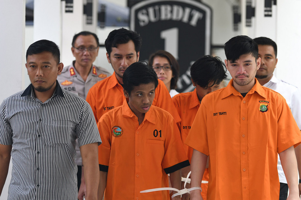 Pedangdut Daffa tak kuasa menahan air mata saat dihadirkan dalam rilis narkoba yang menjeratnya di Ditresnarkoba Polda Metro Jaya. Daffa mengaku menyesal dan berharap penangkapannya bisa menjadi pembelajaran bagi dirinya untuk menjadi pribadi yang lebih baik.
