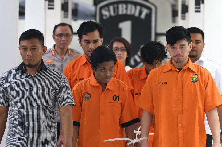 Pedangdut Daffa tak kuasa menahan air mata saat dihadirkan dalam rilis narkoba yang menjeratnya di Ditresnarkoba Polda Metro Jaya. Daffa mengaku menyesal dan berharap penangkapannya bisa menjadi pembelajaran bagi dirinya untuk menjadi pribadi yang lebih baik.
