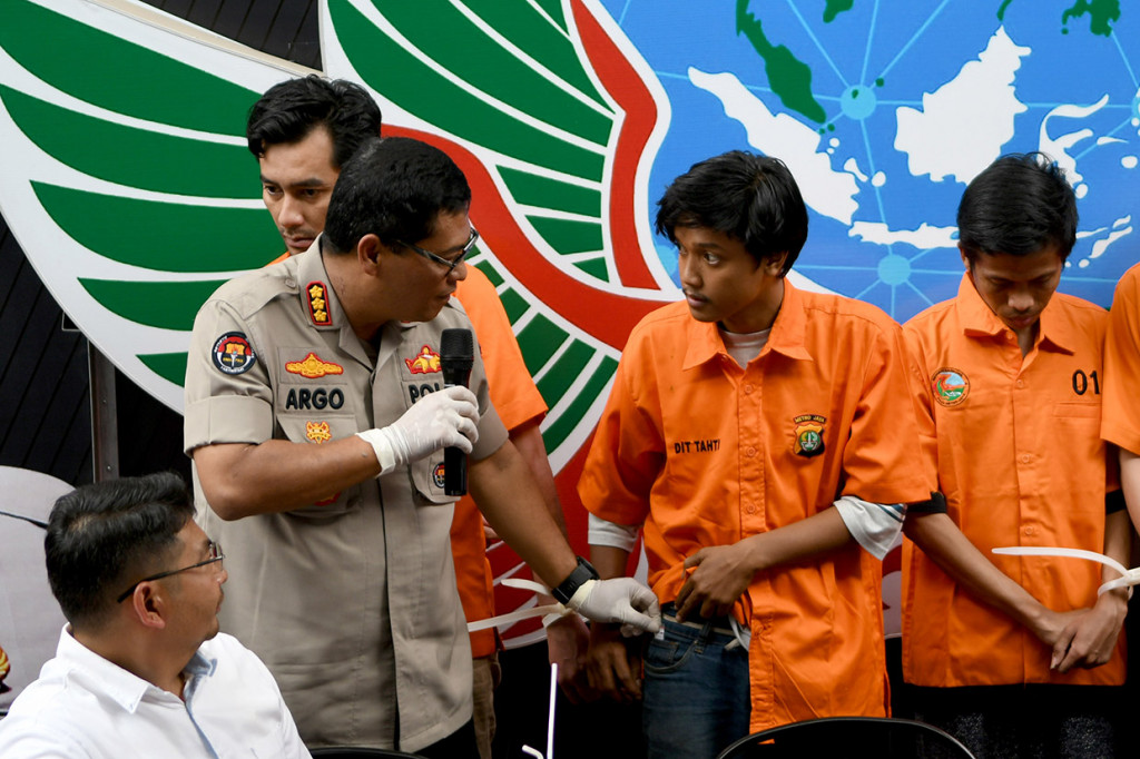 Kabid Humas Polda Metro Jaya Argo Yuwono (tengah) memberikan keterangan saat rilis penyalahgunaan narkoba jenis sabu di Ditresnarkoba Polda Metro Jaya, Jakarta. Direktorat Narkoba Polda Metro Jaya mengamankan tujuh orang tersangka kasus penyalahgunaan narkoba jenis sabu sejumlah 23,62 gram. 