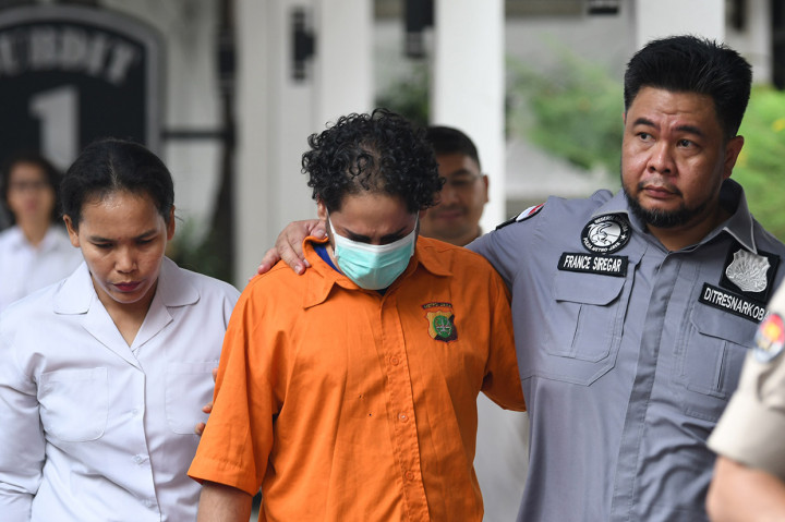 Tersangka yang merupakan menantu Elvy Sukaesih, Muhammad Basurrah suami dari Dhawiya Zaida (tengah) digiring saat rilis penyalahgunaan narkoba jenis sabu di Ditresnarkoba Polda Metro Jaya, Jakarta.