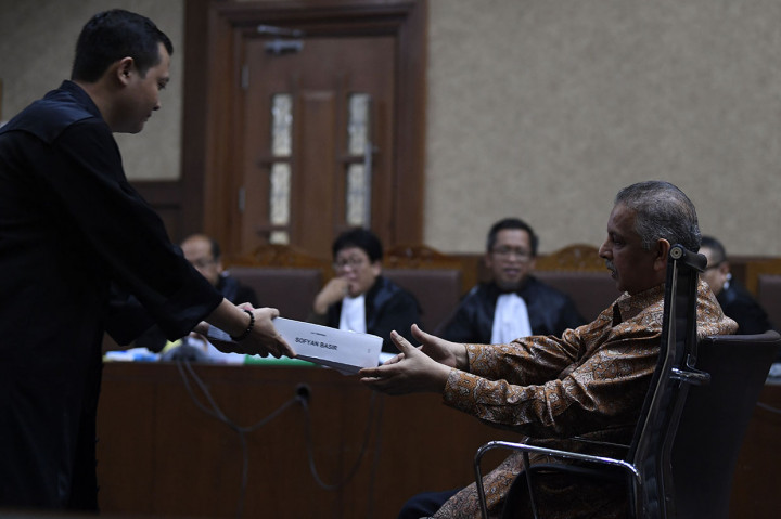Terdakwa kasus dugaan suap proyek PLTU Riau-1, Sofyan Basir (kanan) menerima salinan berkas tuntutan dari Jaksa Penuntut Umum (JPU) saat persidangan di Pengadilan Tipikor, Jakarta. 