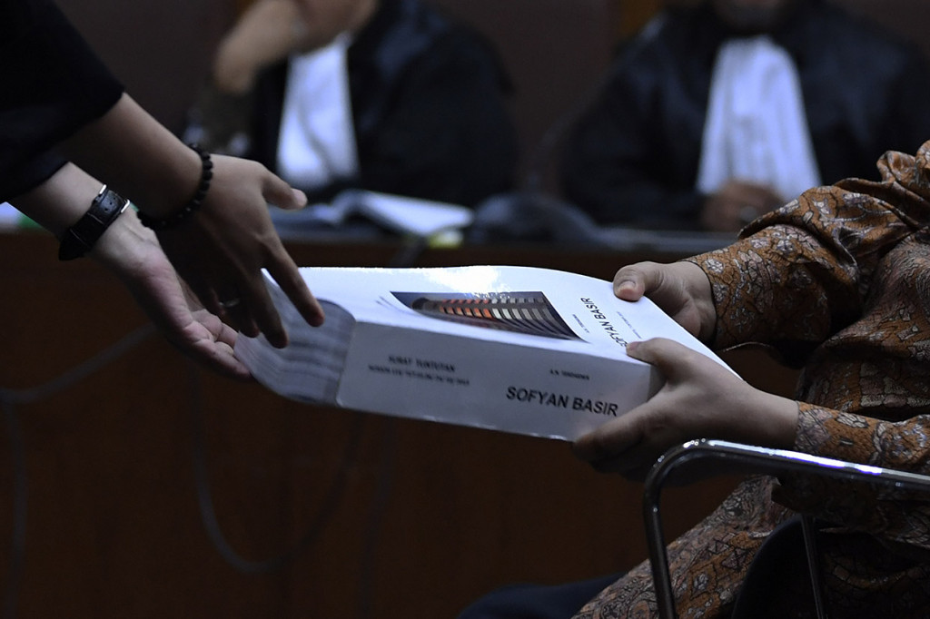 Mantan Dirut PLN tersebut dituntut hukuman lima tahun penjara dengan denda Rp200 juta subsider tiga bulan penjara. 