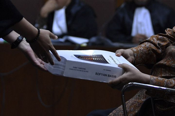 Mantan Dirut PLN tersebut dituntut hukuman lima tahun penjara dengan denda Rp200 juta subsider tiga bulan penjara. 