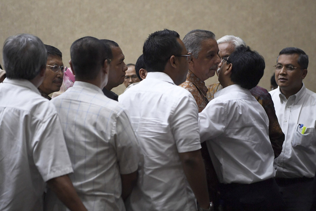 Terdakwa kasus dugaan suap proyek PLTU Riau-1, Sofyan Basir (ketiga kanan) bertemu dengan kolega usai sidang pembacaan tuntutan di Pengadilan Tipikor, Jakarta.
