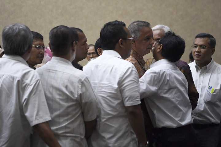 Terdakwa kasus dugaan suap proyek PLTU Riau-1, Sofyan Basir (ketiga kanan) bertemu dengan kolega usai sidang pembacaan tuntutan di Pengadilan Tipikor, Jakarta.
