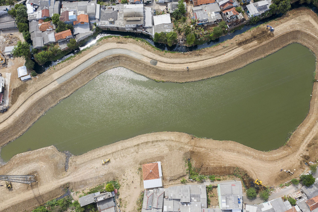 Foto udara proyek naturalisasi Waduk Kampung Rambutan di Jakarta. 
