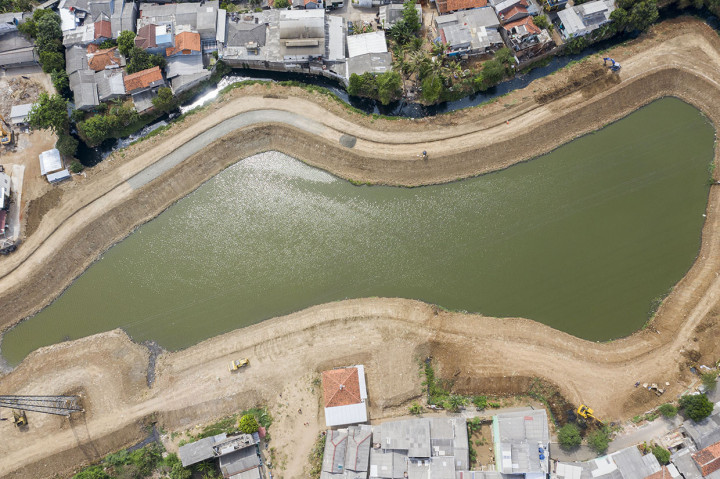 Foto udara proyek naturalisasi Waduk Kampung Rambutan di Jakarta. 