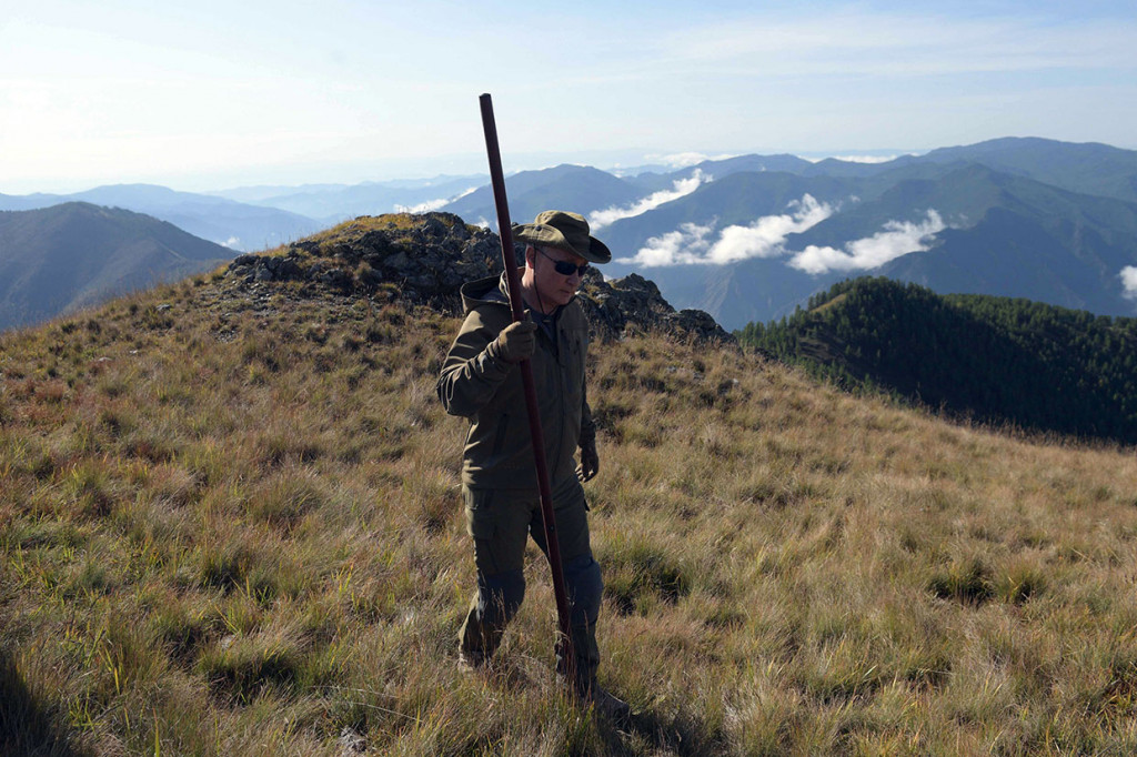 Merayakan ulang tahunnya yang ke-67 Presiden Rusia Vladimir Putin mendaki gunung di Siberia, pada akhir pekan lalu. Sembari menikmati pemandangan alam yang indah, Putin mencari jamur liar di antara semak-semak pegunungan.
