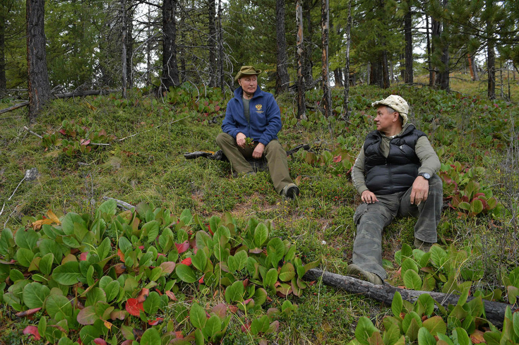 Putin dan Shoigu beristirahat sembari berbincang-bincang.