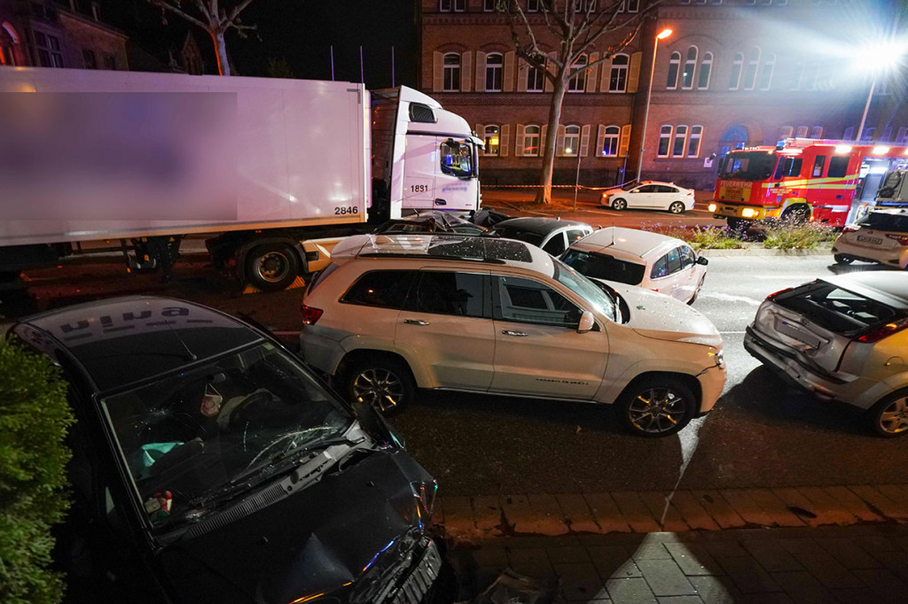 Berdasarkan keterangan polisi, truk tersebut dicuri sekitar pukul 17.20 waktu setempat (15.20 GMT). Truk tersebut kemudian menabrak sektiar sembilan mobil yang tengah berhenti di lampu merah di dekat stasiun KA Limburg, negara bagian Hesse. 