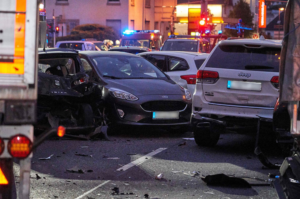 Beberapa mobil hancur, sementara sekitar 17 orang luka-luka termasuk pencuri truk. Satu orang korban luka-luka dalam kondisi kritis.