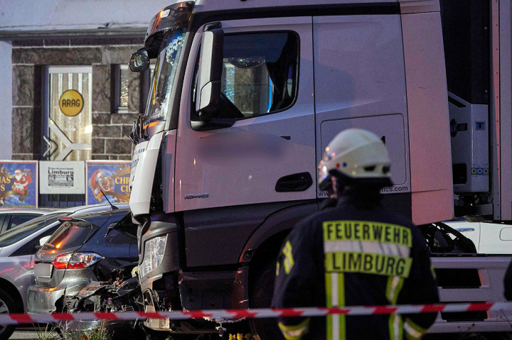 Pencuri truk yang juga terluka kini telah ditahan untuk dimintai keterangan oleh pihak berwajib.