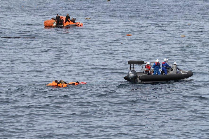 Petugas Kapal Badan Perikanan Jepang menyelamatkan puluhan awak kapal nelayan Korea Utara di lepas pantai semenanjung Noto, perfektur Ishikawa, Senin, 7 Oktober 2019. 