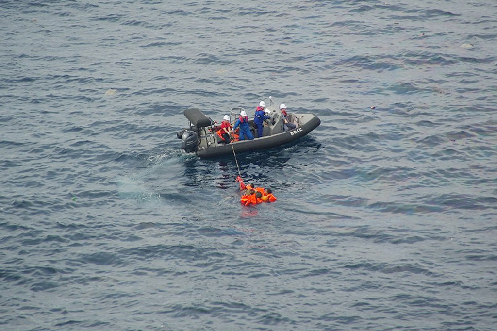 Sekitar 60 anggota kapal nelayan Korea Utara diselamatkan setelah kapal yang mereka tumpangi tenggelam pasca-bertabrakan dengan kapal patroli Jepang di lepas pantai semenanjung Noto, perfektur Ishikawa.