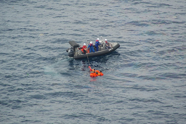 Sekitar 60 anggota kapal nelayan Korea Utara diselamatkan setelah kapal yang mereka tumpangi tenggelam pasca-bertabrakan dengan kapal patroli Jepang di lepas pantai semenanjung Noto, perfektur Ishikawa.
