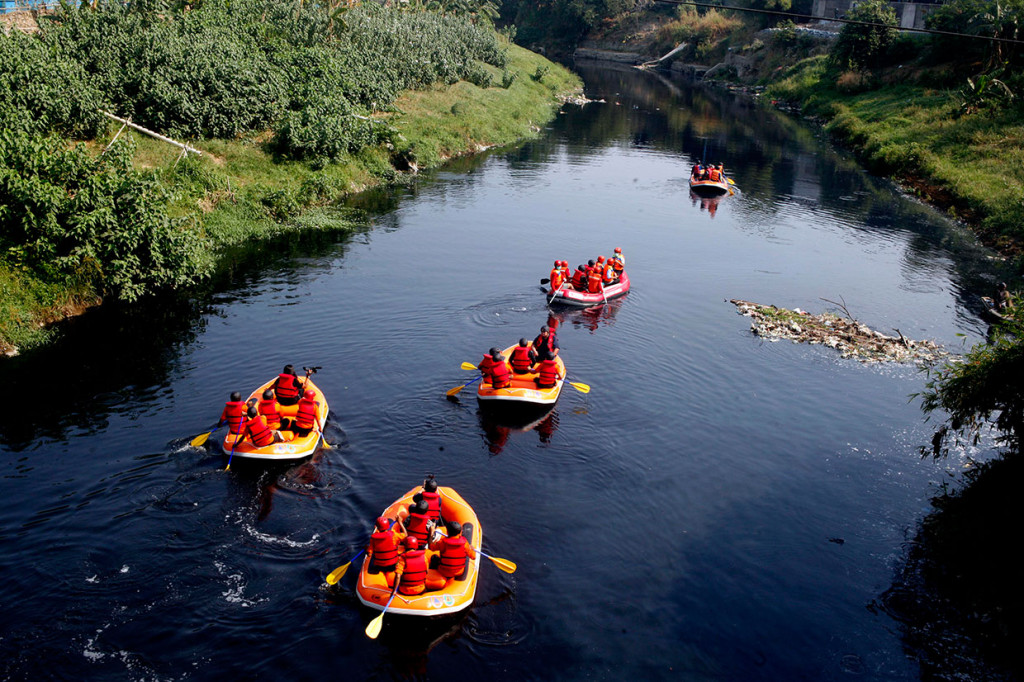 Dinas Lingkungan Hidup (DLH) Kabupaten Bogor akan menindak tegas pabrik yang membuang limbah ke sungai dan warga yang membuang sampah rumah tangga karena merusak kelestarian ekologi Sungai Cileungsi. 
