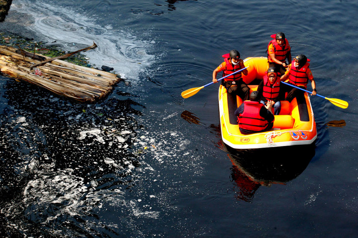 Bupati Bogor Ade Yasin (tengah) beserta anggota BPBD Kabupaten Bogor menyusuri Aliran Sungai Cileungsi yang tecemar limbah pabrik di Bojong Kulur, Kabupaten Bogor, Jawa Barat.