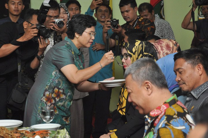 Salah satu pimpinan KPK periode 2019-2023 terpilih Lili Pintauli Siregar (kiri) menyulangi kerabatnya saat mengikuti prosesi adat Batak Mandailing tepung tawar atau disebut