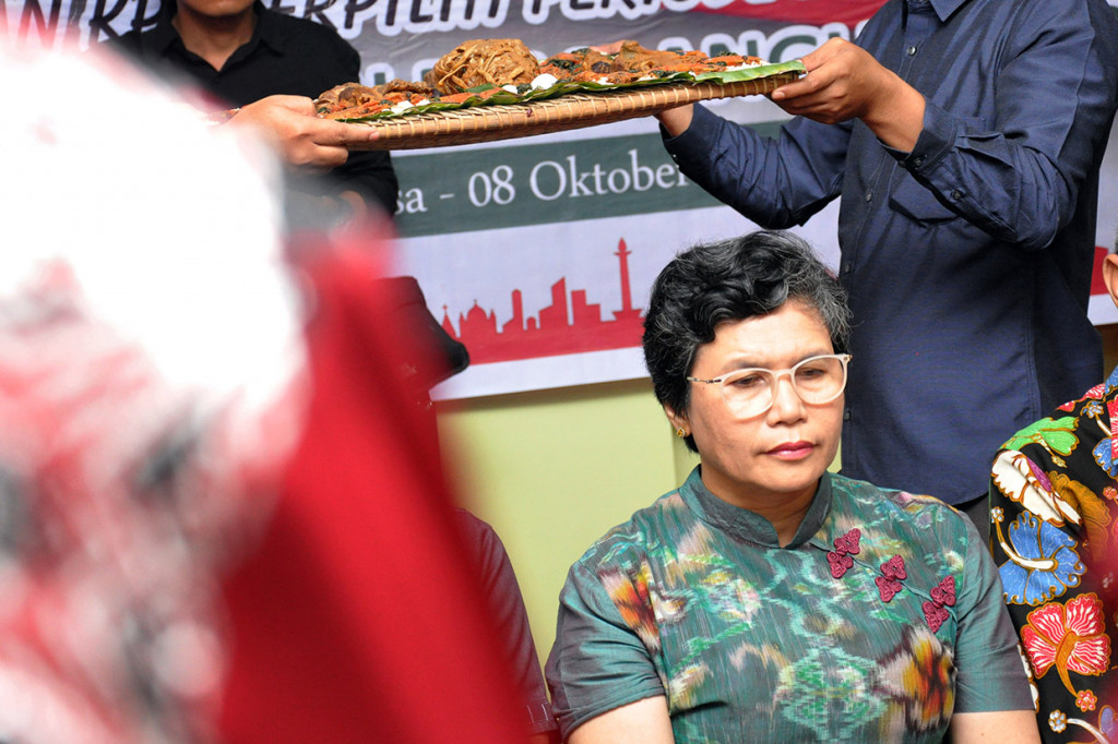 Lili Pintauli Siregar yang berasal dari Sumatera Utara itu diharapkan dapat mengemban tugas dengan baik dalam pemberantasan kasus korupsi di Indonesia.