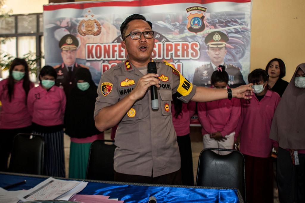 Kapolres Sigi AKBP Wawan Sumantri (tengah) menunjukkan sejumlah narapidana yang ditetapkan sebagai tersangka dan barang bukti dalam kasus pembakaran Lembaga Pemasyarakatan (Lapas) Kelas III Palu, saat rilis kasus di Mapolres Sigi, Kabupaten Sigi, Sulawesi Tengah, Selasa, 8 Oktober 2019. 