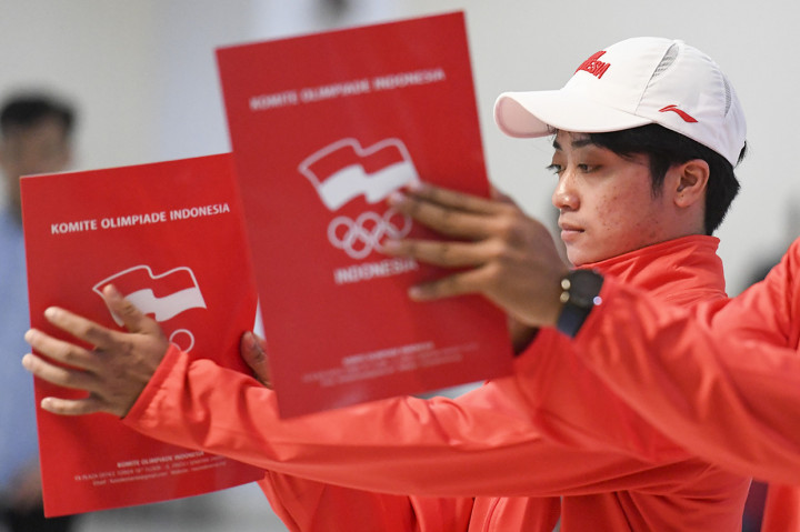 Karateka putri Indonesia Nawar Kautsar Mastura membacakan janji atlet saat upacara pengukuhan dan pelepasan kontingen World Beach Games 1 2019 di Kemenpora, Jakarta.