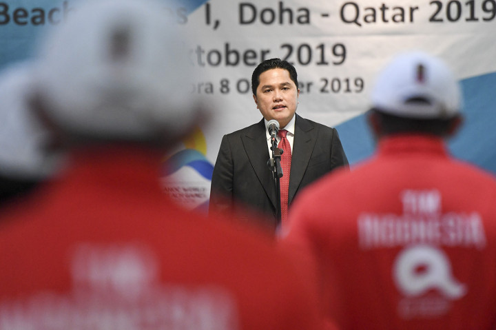 Ketua Umum Komite Olimpiade Indonesia Erick Thohir memberikan sambutan saat upacara pengukuhan dan pelepasan kontingen World Beach Games 1 2019 di Kemenpora, Jakarta.