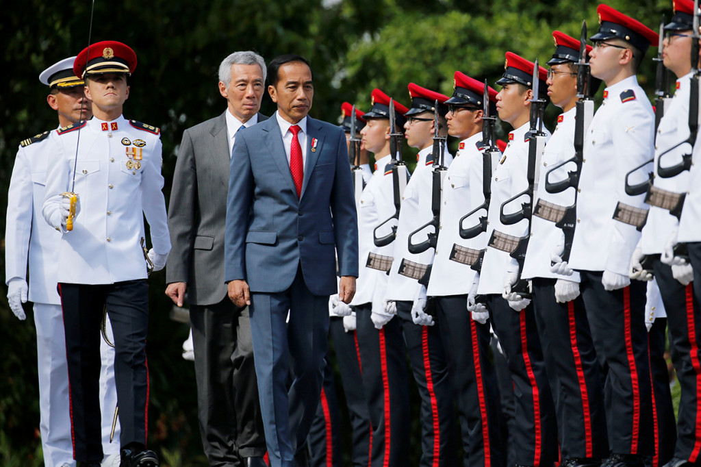 Presiden Joko Widodo (keempat kiri) didampingi PM Singapura Lee Hsien Loong (ketiga kiri), melakukan inspeksi pasukan, di Istana, di Singapura.