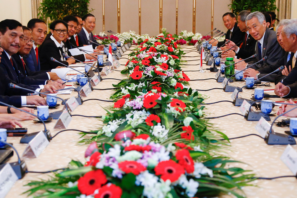 Delegasi Indonesia yang dipimpin Presiden Joko Widodo (ketiga kiri) melakukan pertemuan dengan PM Singapura Lee Hsien Loong (ketiga kanan) bersama sejumlah pejabatnya, di Istana, di Singapura.