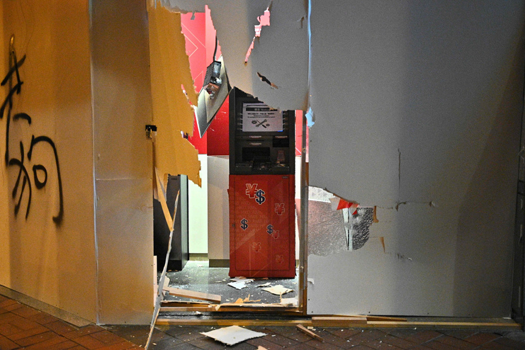 Tercatat sedikitnya 213 kasus vandalisme dalam empat hari terakhir dan para demonstran memblokir ruas-ruas jalanan utama. AFP Photo/Philip Fong