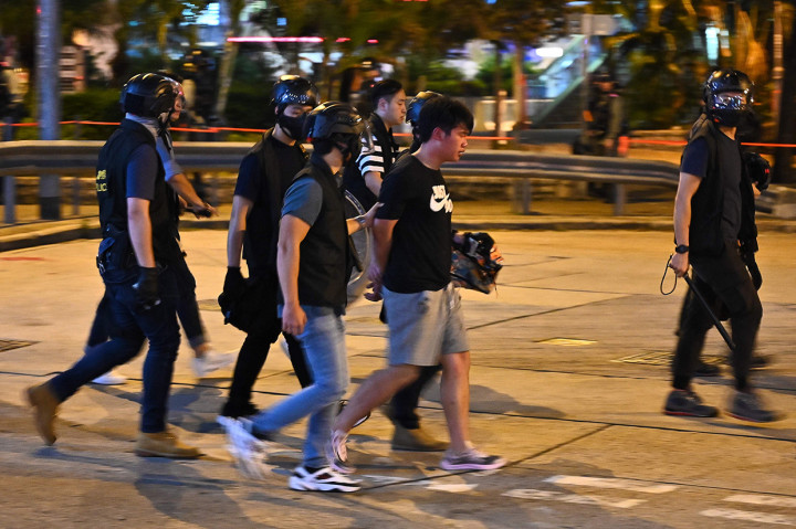 Puluhan demonstran ditangkap karena melanggar larangan memakai masker yang kini berlaku di Hong Kong. AFP Photo/Philip Fong
