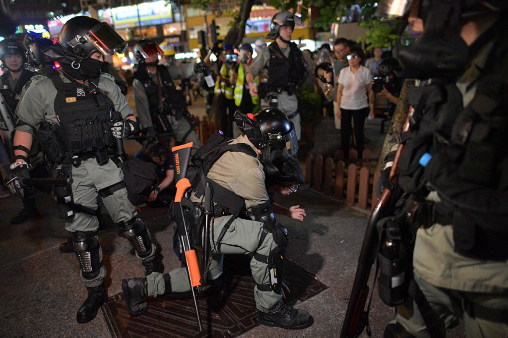 Dilaporkan bahwa sedikitnya 77 orang ditangkap sejak larangan masker itu diberlakukan. Mereka yang ditangkap berasal dari berbagai usia, dengan yang paling muda berusia 12 tahun. AFP Photo/Nicolas Asfouri