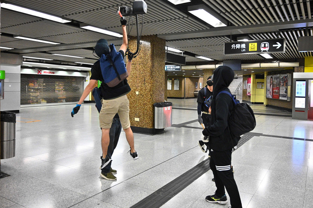 Lebih dari 80 unit lampu lalu lintas dan stasiun Mass Transit Railway (MTR) dirusak sepanjang akhir pekan, hingga memicu 'total shutdown' pada jaringan kereta bawah tanah Hong Kong. AFP Photo/Philip Fong
