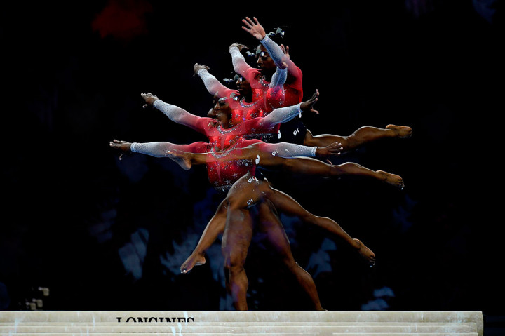 Bintang senam Amerika Serikat Simone Biles tengah berlomba pada final balok keseimbangan beregu putri kejuaraan dunia senam di Stuttgart, Jerman Selasa, 8 Oktober 2019 waktu setempat.