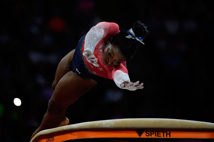Biles bersama regu AS merebut medali emas pada nomor bergeru putri kejuaraan dunia di Stuttgart, setelah mengumpulkan 172,330 poin, jauh di atas Rusia yang memperoleh medali perak dengan 166,529 poin, sedangkan medali perunggu jatuh ke tangan Italia dengan total nilai 164,796 poin.    