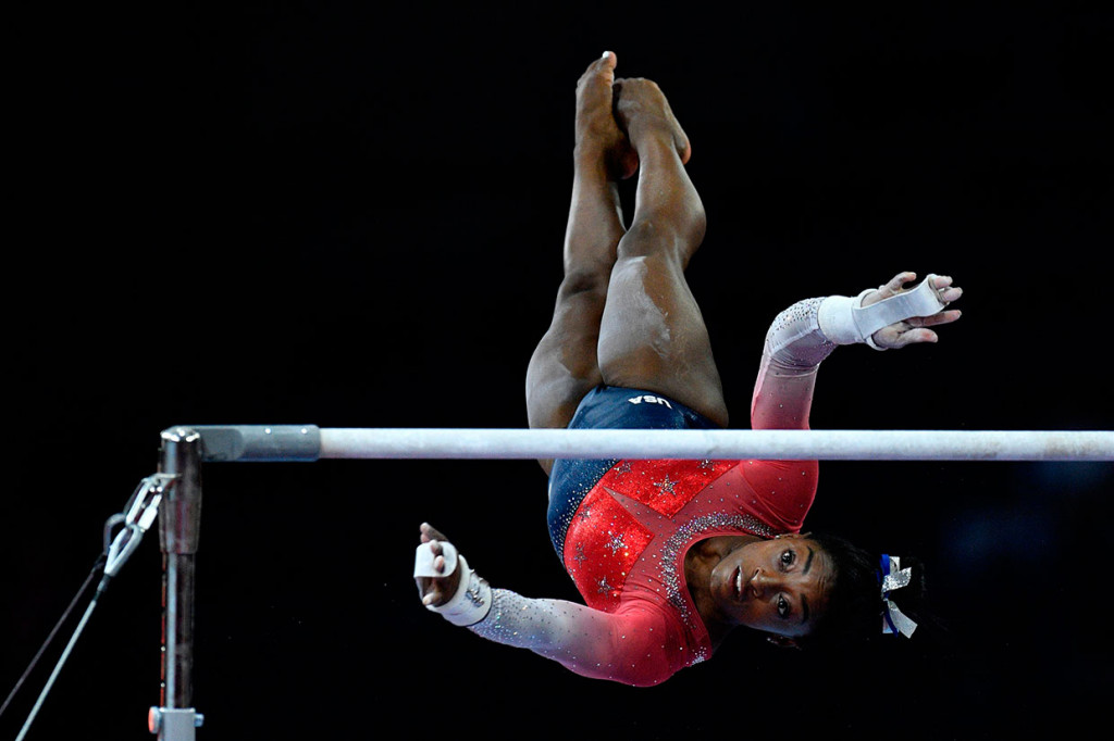 Biles, 22, merebut medali ke-21 yang dia peroleh dari kejuaraan dunia senam untuk menjadi pesenam putri paling banyak mendapatkan medali, satu lebih banyak atas Svetlana Khorkina dari Rusia. Dia hanya selisih dua di bawah peraih medali senam terbanyak sepanjang masa yang dipegang Vitaly Scherbo dari Belarus yang merupakan bintang senam putra pada era 1990-an.   