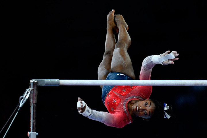 Biles, 22, merebut medali ke-21 yang dia peroleh dari kejuaraan dunia senam untuk menjadi pesenam putri paling banyak mendapatkan medali, satu lebih banyak atas Svetlana Khorkina dari Rusia. Dia hanya selisih dua di bawah peraih medali senam terbanyak sepanjang masa yang dipegang Vitaly Scherbo dari Belarus yang merupakan bintang senam putra pada era 1990-an.   