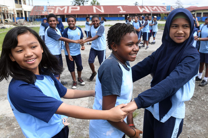 Fokus pemulihan kepada siswa juga dilakukan di SMP Negeri 1 Wamena. Para siswa bermain dan bercanda di halaman sekolah untuk menghilangkan takut dan trauma.