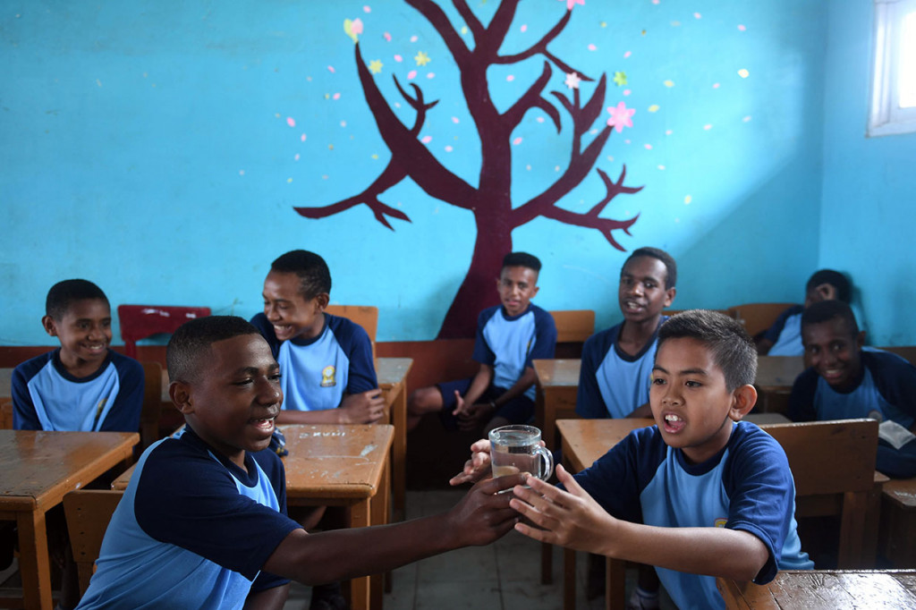 Para siswa bermain game di dalam kelas.