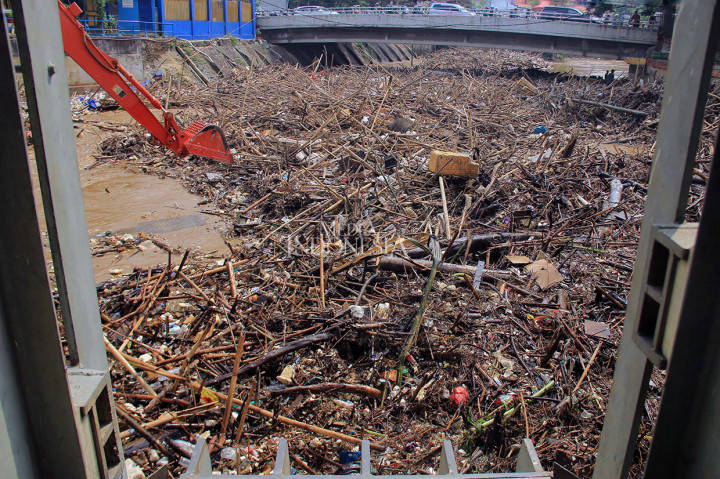Dinas Lingkungan Hidup DKI Jakarta menerjunkan tujuh rit truk sampah typer besar dan 11 rit typer kecil dan tiga alat berat untuk membersihkan tumpukan sampah di Pintu Air Manggarai yang diperkirakan mencapai 1.700 meter kubik.