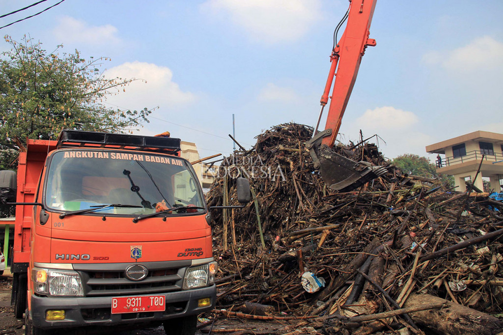 Pembersihan sampah dilakukan untuk melancarkan aliran Sungai Ciliwung yang melewati Pintu Air Manggarai dan mencegah datangnya banjir saat hujan deras di wilayah tersebut.