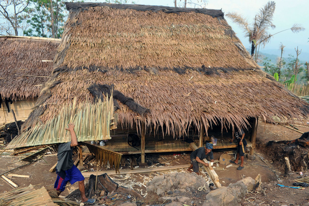 Warga Baduy bergotong royong untuk membangun kembali rumah tradisional Sulah Nyanda yang habis terbakar di Kampung Kadugede, Desa Kanekes, Lebak, Banten, Rabu, 9 Oktober 2019. 