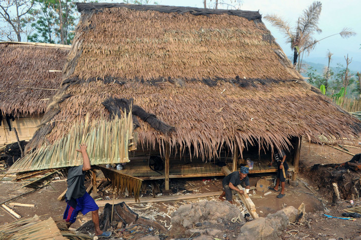 Warga Baduy bergotong royong untuk membangun kembali rumah tradisional Sulah Nyanda yang habis terbakar di Kampung Kadugede, Desa Kanekes, Lebak, Banten, Rabu, 9 Oktober 2019. 