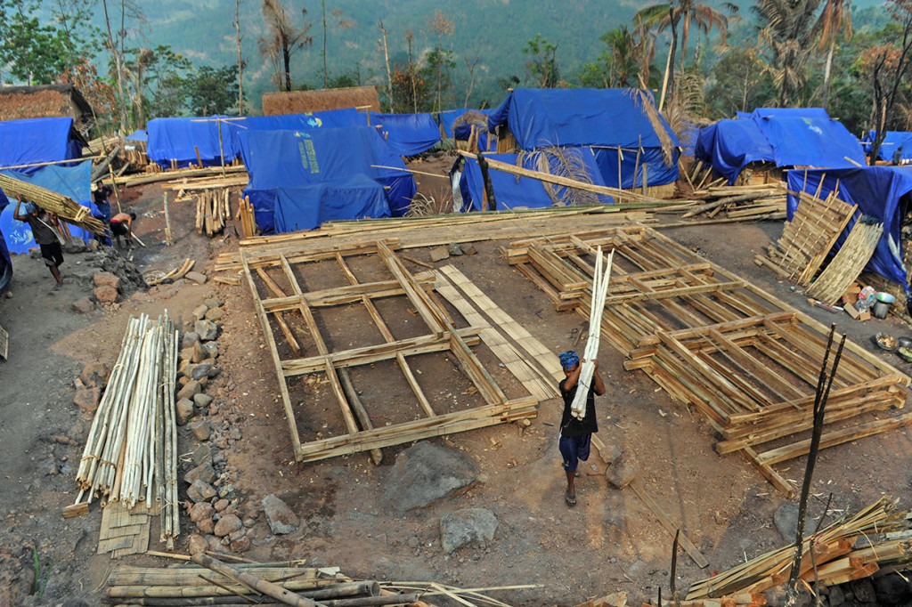 Sebanyak 43 keluarga yang terdiri dari 172 jiwa warga Baduy bergotong royong membangun kembali rumah tradisional mereka yang disebut Sulah Nyanda setelah terbakar pada 12 September lalu.