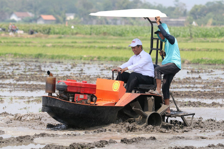 Menteri Pertanian Andi Amran Sulaiman mengendarai traktor rawa saat mendemonstrasikan mesin-mesin untuk teknologi pertanian di Desa Jabon, Kediri, Jawa Timur, Rabu, 9 Oktober 2019.